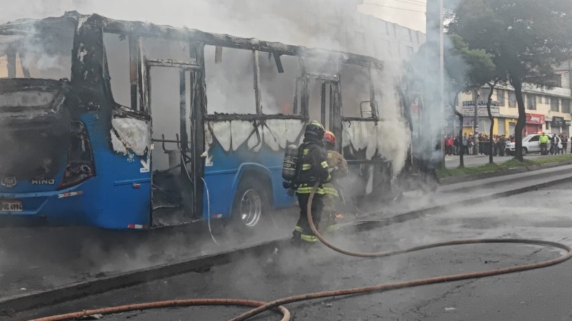 cierre total de la avenida Mariscal Sucre con bus incendiado tras accidente en Quito
