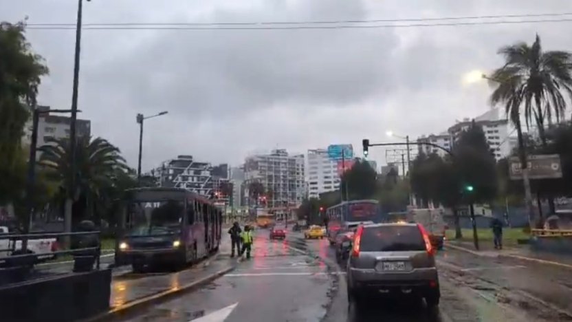 zona de la avenida 6 de Diciembre en Quito con presencia policial por hallazgo de cuerpo