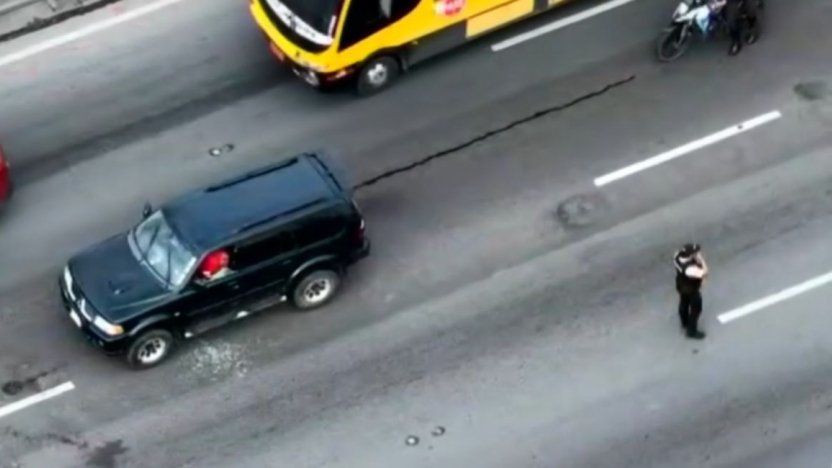 vehículo baleado detenido en el Puente de la Unidad Nacional con tráfico congestionado