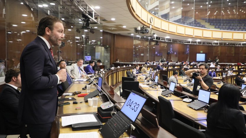 Miembros de la Casa de la Diabetes en la Asamblea Nacional de Ecuador, esperando la aprobación de la reforma de ley para pacientes con diabetes, con un rostro de esperanza y preocupación.