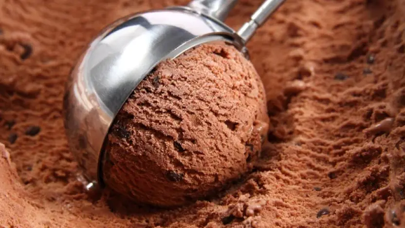 magen informativa sobre retiro de lote de helado de chocolate por presencia de bacteria peligrosa