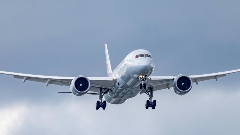 avión de American Airlines en pista tras reanudación de vuelos Miami Caracas