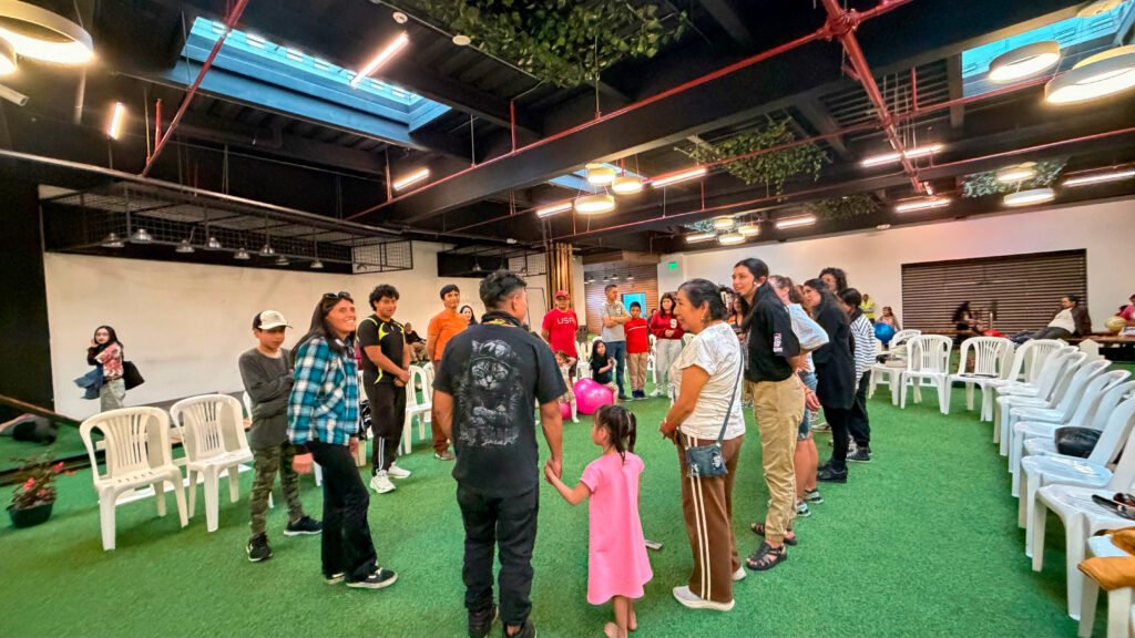 Familia disfrutando de actividades artísticas en el Family Park de Ciudad Comercial El Recreo como parte de la iniciativa RecreoSer
