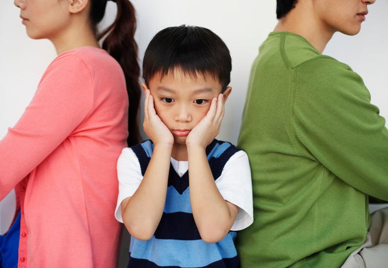 adres consolando a un niño, simbolizando el apoyo emocional tras un divorcio.