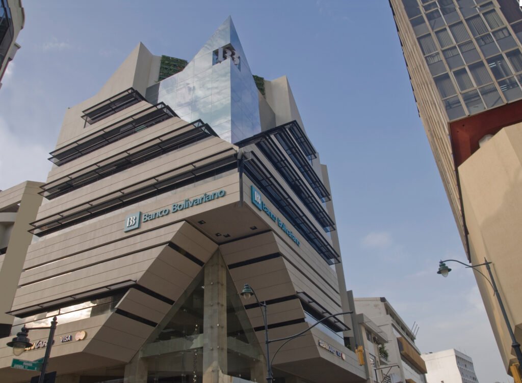 Edificio del Banco Bolivariano representando su reconocimiento internacional y liderazgo financiero