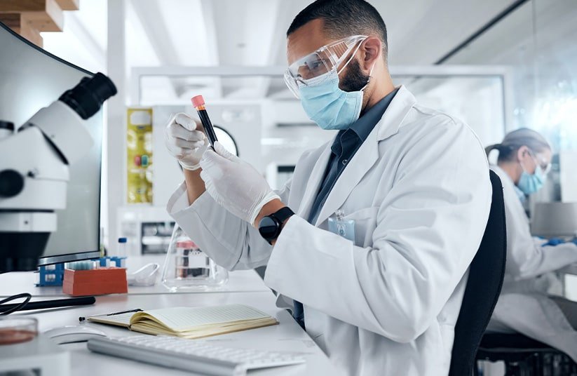 Científicos colaborando en un laboratorio, simbolizando el apoyo a la ciencia en el Día Mundial de la Salud.