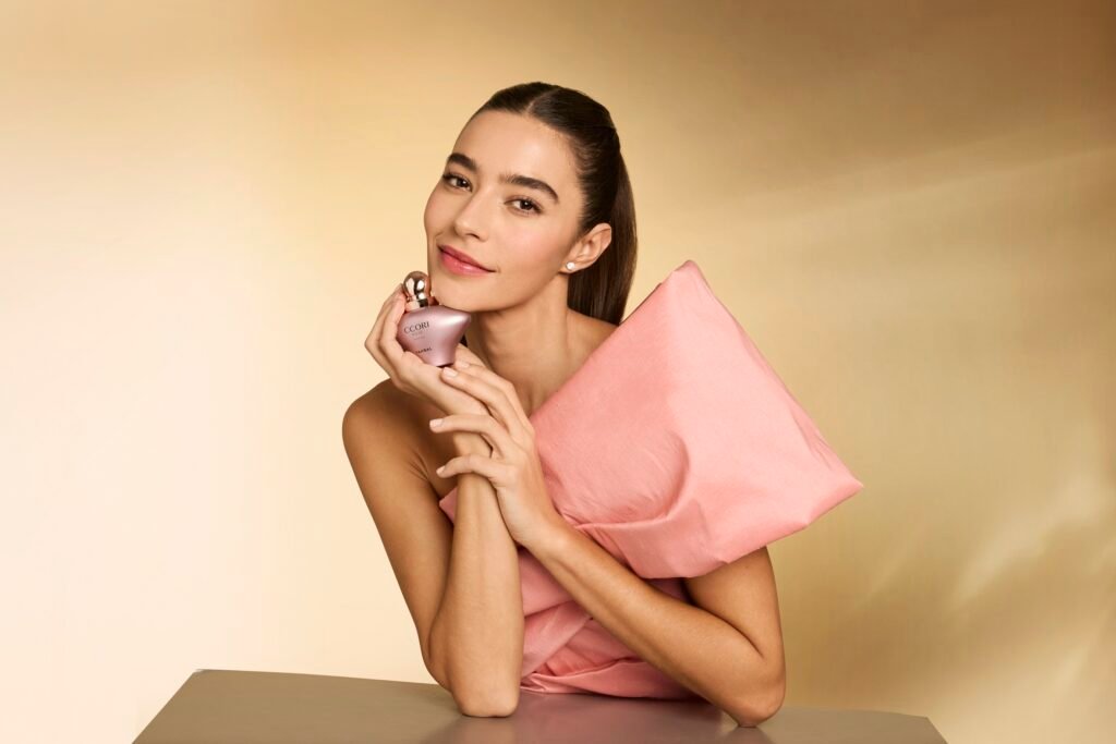 Mujer aplicando perfume Ccori Rubí, proyectando sensualidad y elegancia.