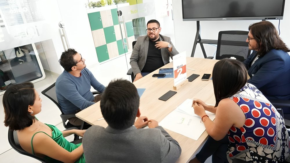 Emprendedores trabajando en el Centro de Innovación iQ Quito durante taller de capacitación empresarial