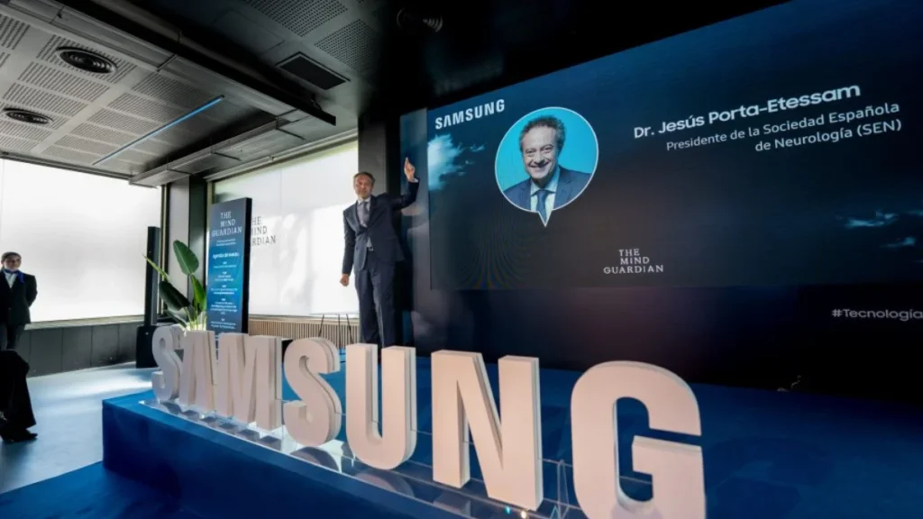 Aplicación The Mind Guardian en un smartphone mostrando un test cognitivo, con el logo de Samsung y la Universidade de Vigo, simbolizando la prevención del deterioro cognitivo.