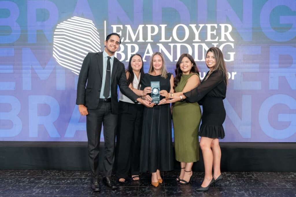 Equipo de Gente y Cultura celebrando el reconocimiento de Produbanco entre las mejores marcas empleadoras en Ecuador.