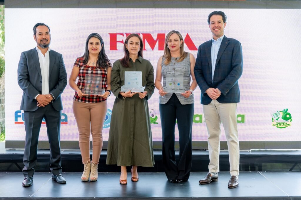 Directivos de FEMSA Salud y autoridades sanitarias promoviendo el uso responsable de medicamentos en Quito.