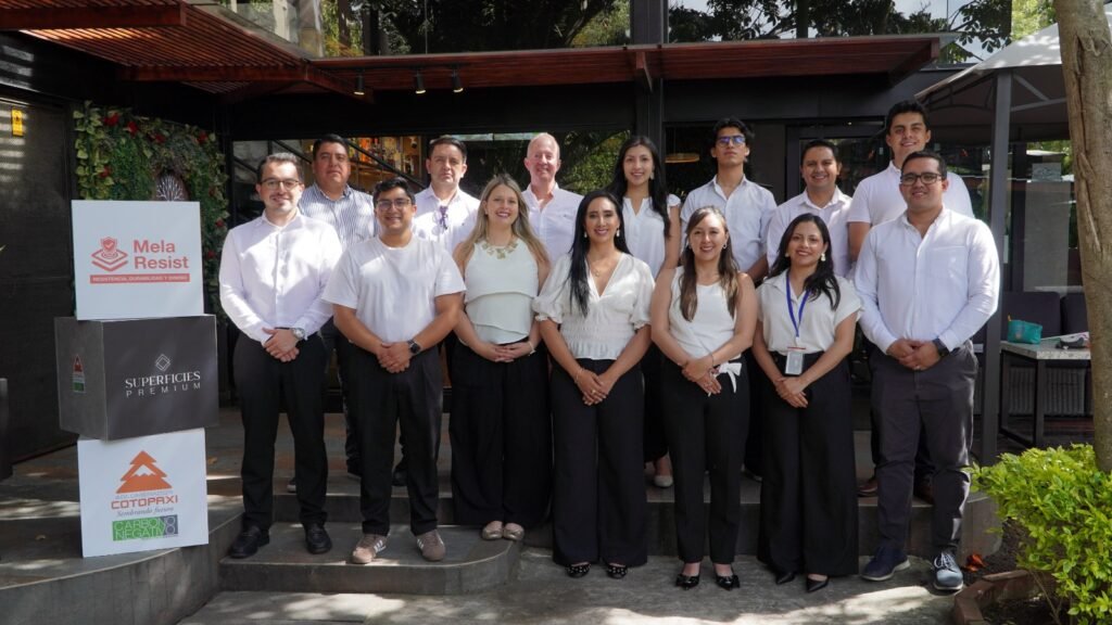 Evento de evaluación de colección de Aglomerados Cotopaxi con arquitectos y diseñadores en Ecuador