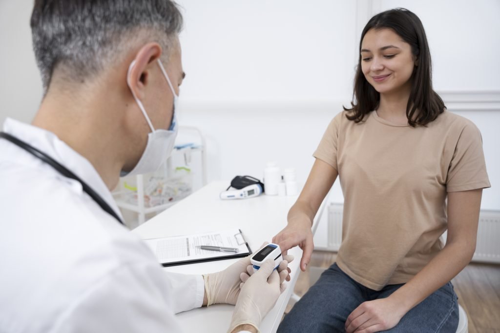 Médico explicando a paciente sobre la salud renal y los riesgos de la diabetes e hipertensión.