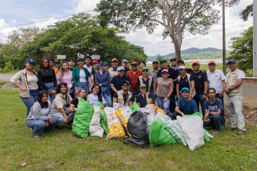 colaboradores de Grupo AJE recolectando residuos en jornada ambiental en Guayaquil