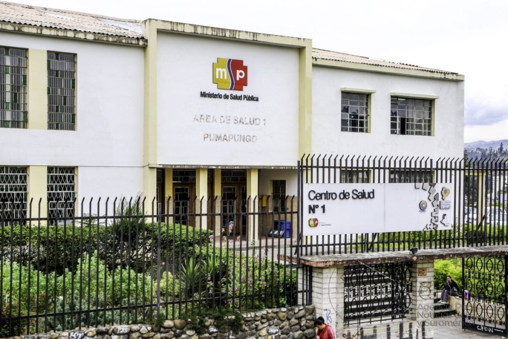 Paciente preocupado esperando medicamentos en el Centro de Salud Pumapungo.