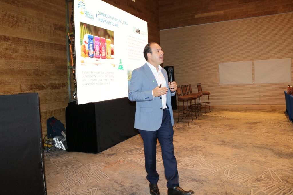 Alfonso Abdo, presidente de AIBE, analizando la seguridad hídrica en Ecuador en el foro Water Talks 2026.