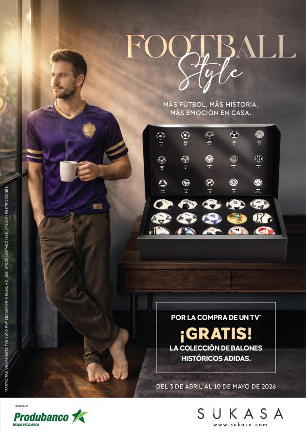 Colección de balones históricos Adidas junto a un televisor en almacenes Sukasa, promoción Football Style Ecuador 2026