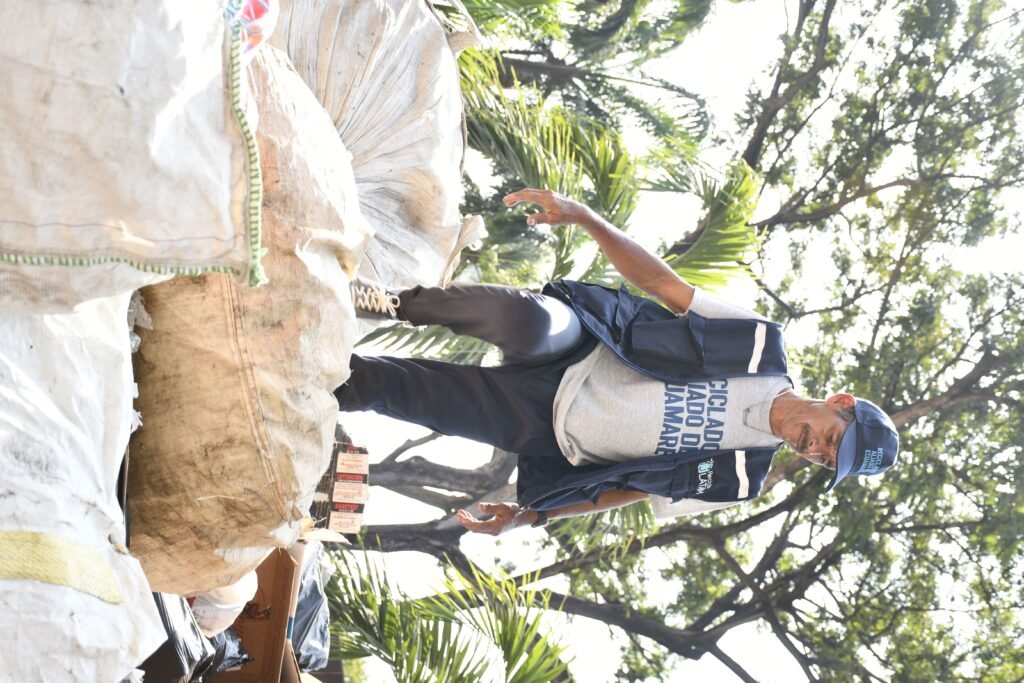 jornada de reciclaje comunitario en el Día de la Tierra con recolección de residuos