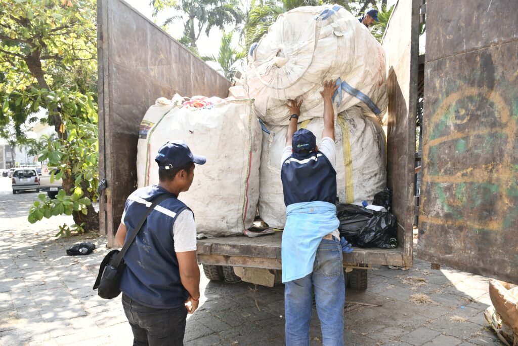 jornada de reciclaje comunitario en el Día de la Tierra con recolección de residuos