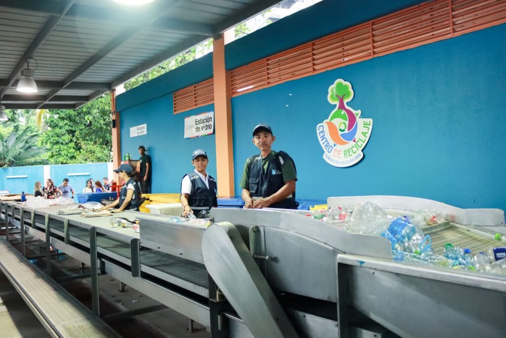 jornada de reciclaje comunitario en el Día de la Tierra con recolección de residuos