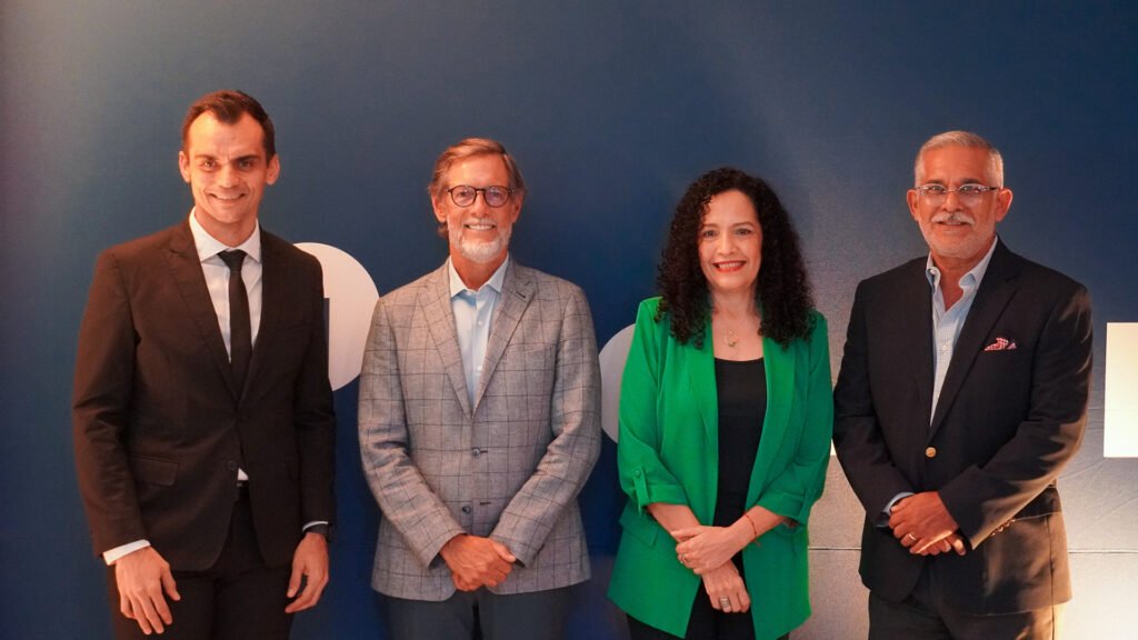 Ejecutivos de Geocycle y Holcim Ecuador celebrando los logros en la gestión de residuos en Latinoamérica.