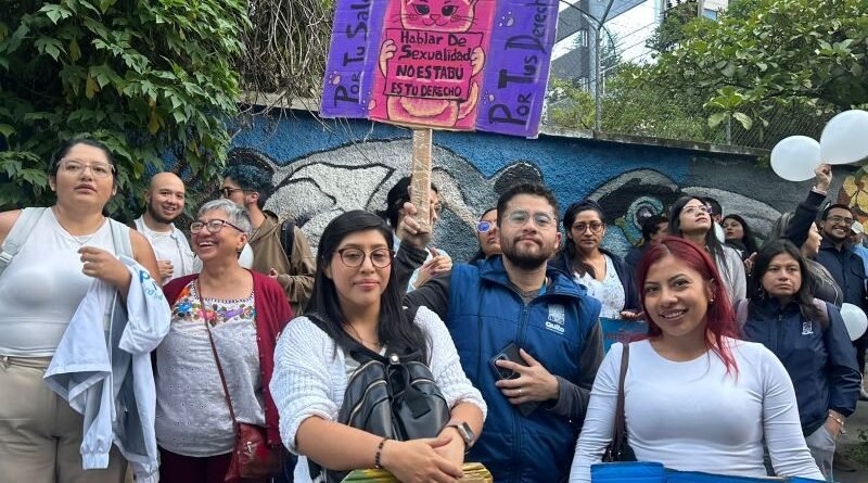 : Ciudadanos de Quito participan activamente en una caminata grupal para celebrar el Día Mundial de la Salud, promoviendo un estilo de vida saludable.