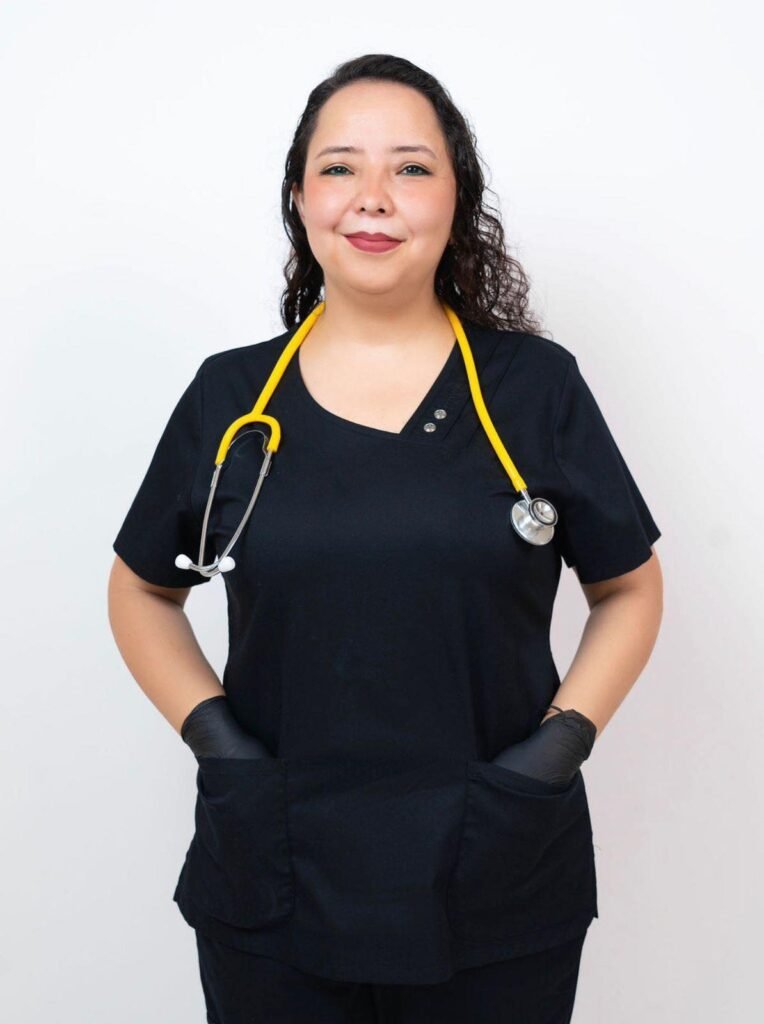 Dra. Karla Jiménez, exdirectora de Salud, destacando la importancia de la gestión sanitaria independiente y ética.