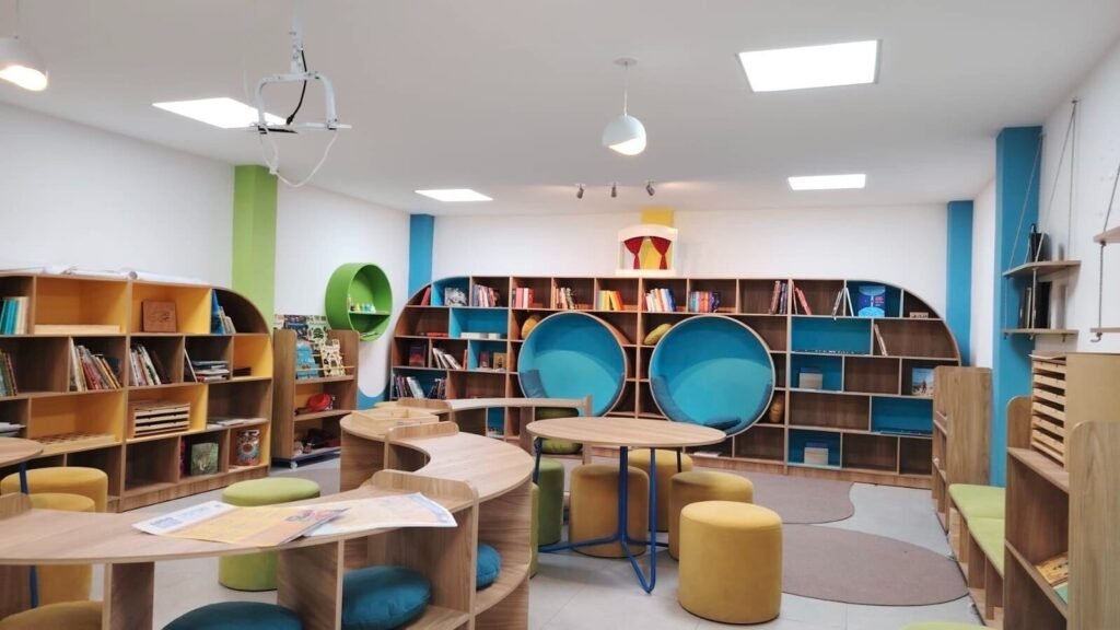 estudiantes utilizando ludobiblioteca en Daule implementada por Banco Internacional