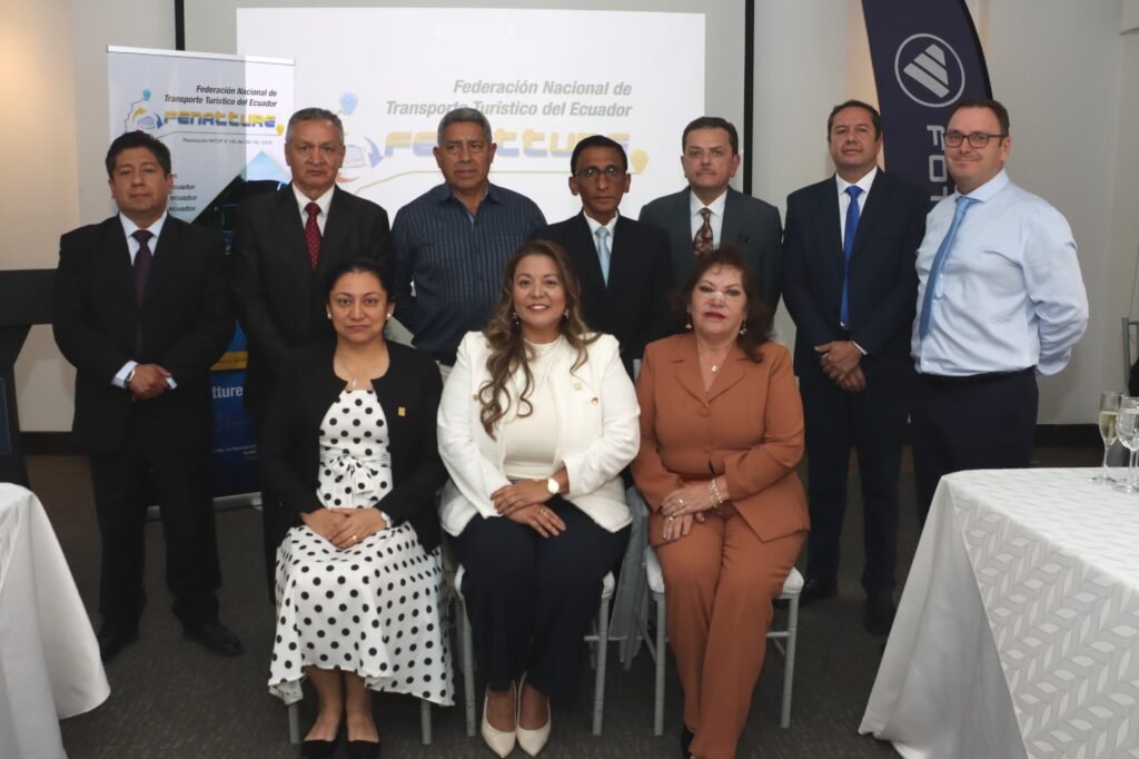 Representantes del sector de transporte turístico de Ecuador celebran su décimo aniversario institucional en Cuenca.