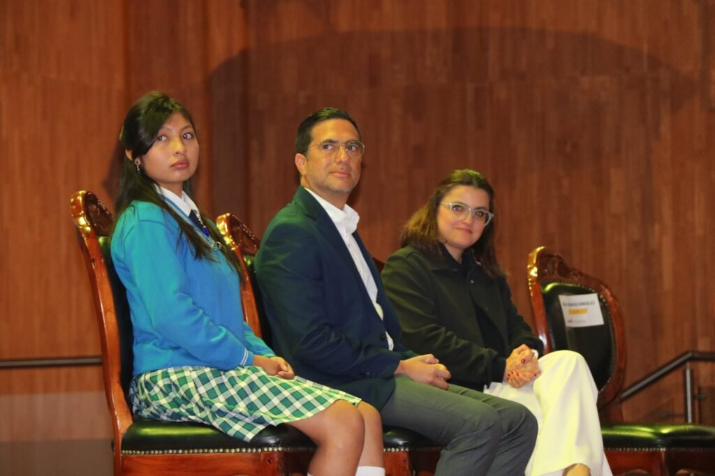 Francisco Güell en conferencia sobre reproducción asistida durante visita a Ecuador