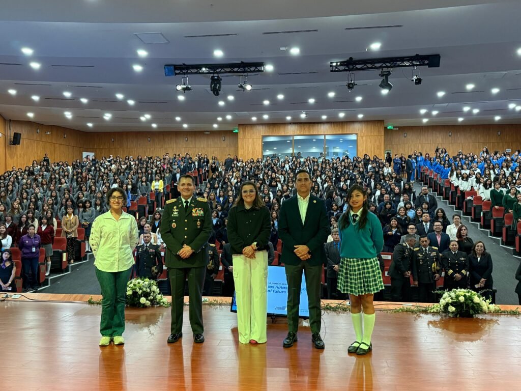 Francisco Güell en conferencia sobre reproducción asistida durante visita a Ecuador