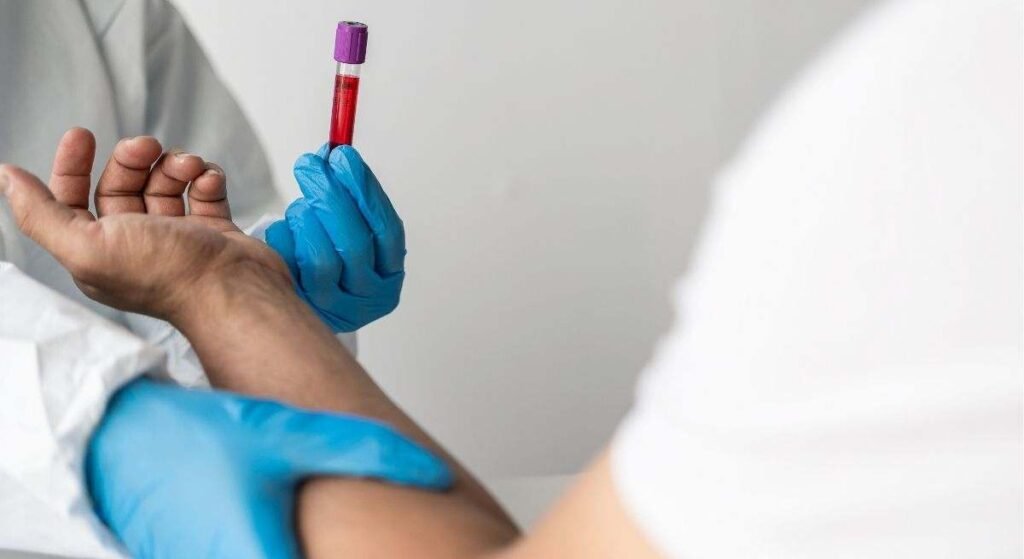 Persona recibiendo una muestra de sangre para análisis de minerales y metales tóxicos.