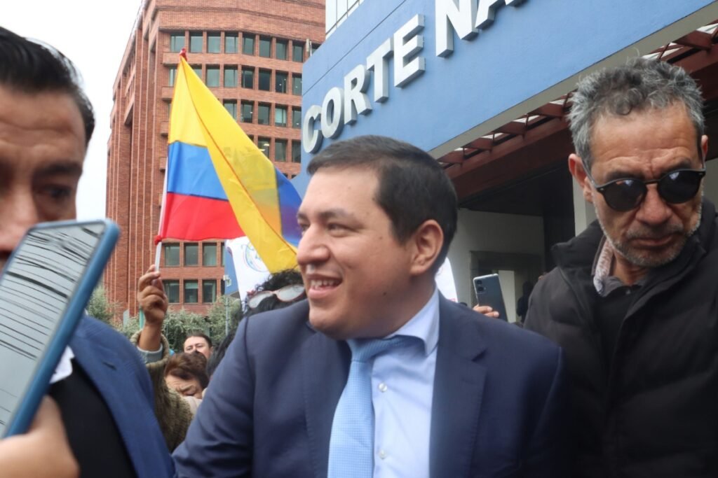 Andrés Arauz en contexto judicial por incumplimiento de presentación periódica