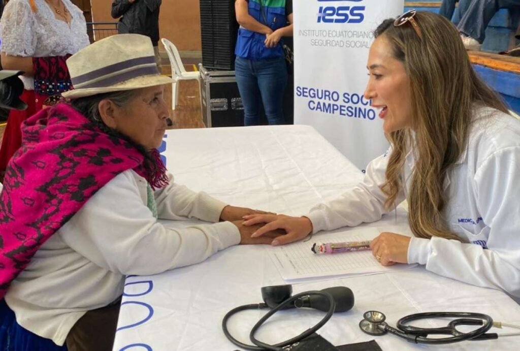 Dispensarios de salud en Azuay con personal médico atendiendo a pacientes.