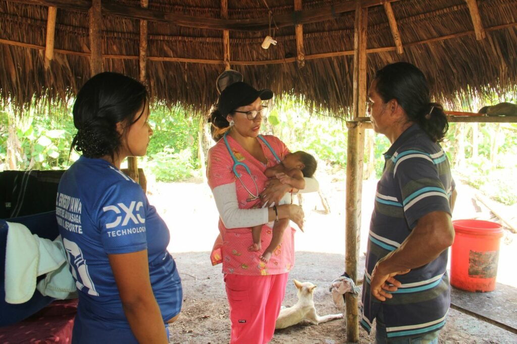 quipo de brigada médica brindando atención a un niño en una comunidad remota de Taisha.
