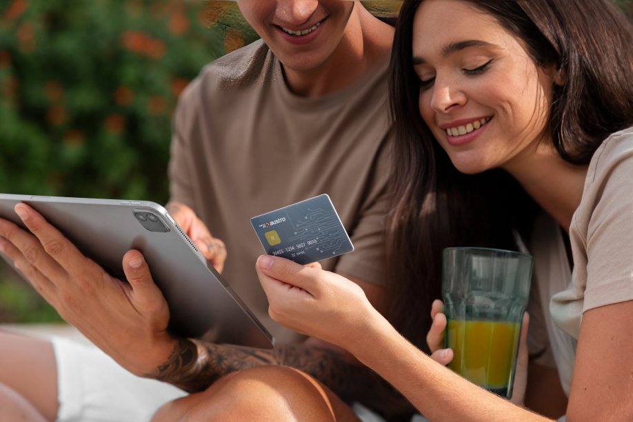 Persona revisando beneficios de tarjeta de crédito alivio financiero en aplicación móvil bancaria