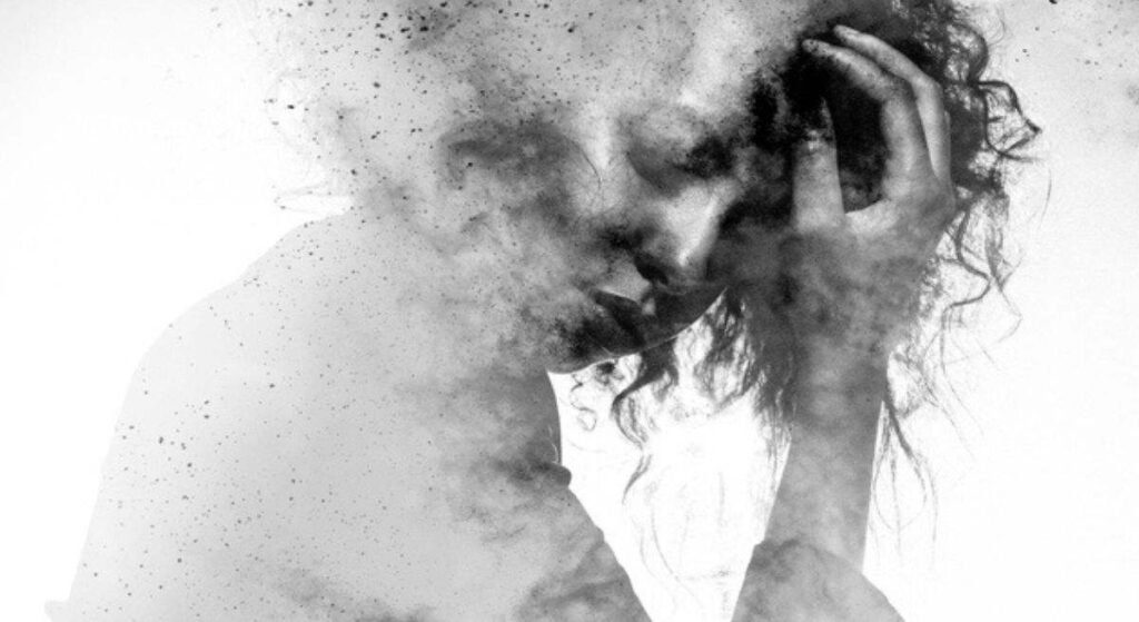 Persona meditando en calma, simbolizando el manejo del estrés como aliado para la salud mental