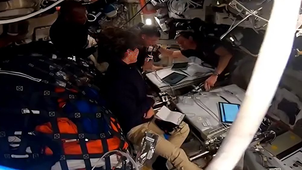 Tripulantes de Artemis 2 dedicando cráter lunar a esposa fallecida del comandante Reid Wiseman, abril 2026