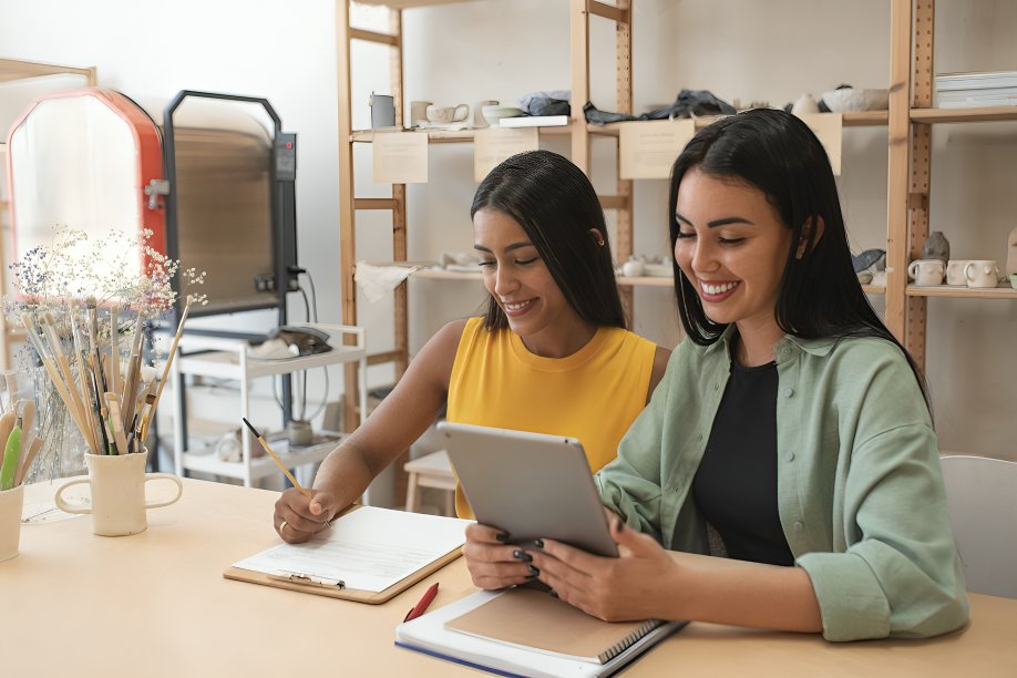 Emprendedor ecuatoriano revisando herramientas de gestión financiera digital en su negocio