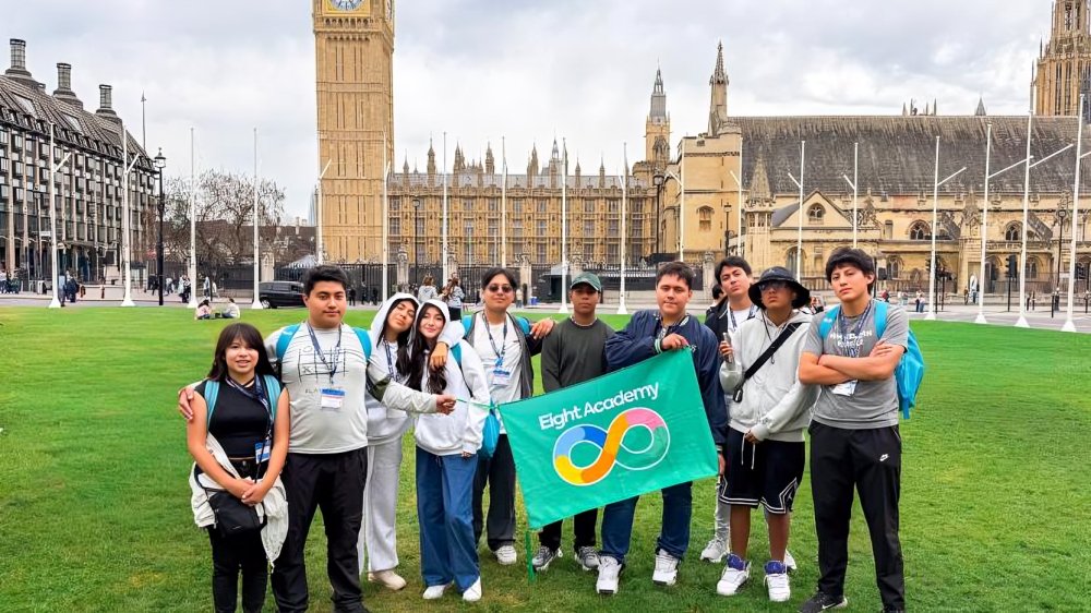 Estudiantes ecuatorianos posan con premios tras ganar competencia internacional de inglés en Inglaterra