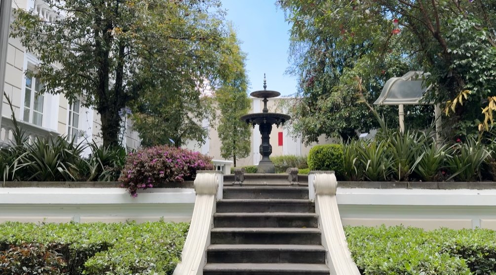 Vista del Centro Histórico de Quito con turistas frente a iglesias coloniales, turismo 2026