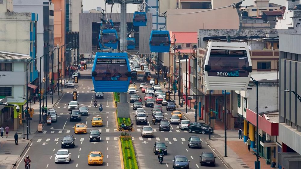Cabina de la Aerovía de Guayaquil sobre la avenida Quito, sistema de transporte aerosuspendido