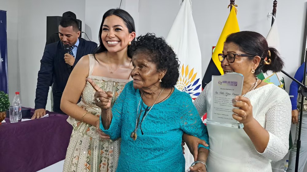 Petita Palma recibe reconocimiento Asamblea Nacional cultura afro junto a asambleísta Karolina Dueñas en Esmeraldas