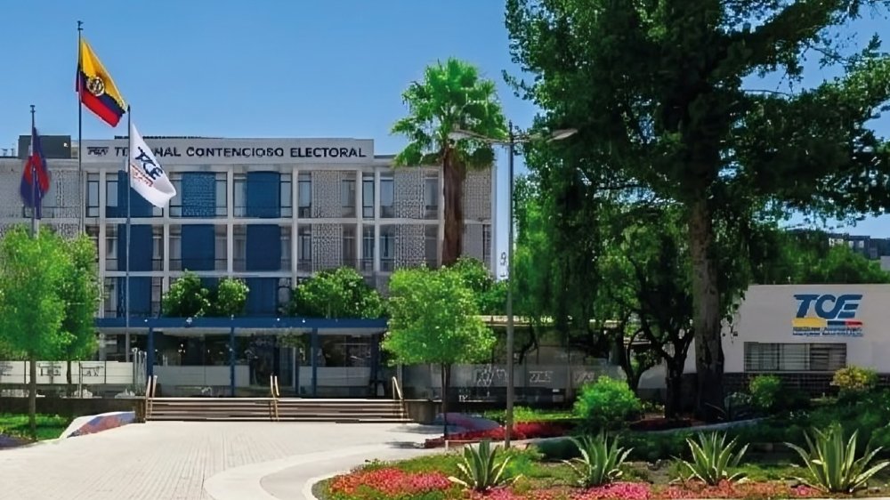 Fachada del Tribunal Contencioso Electoral en Quito, sede de demandas por elecciones seccionales en Ecuador