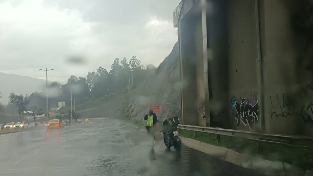 Fuerte lluvia en la Ruta Viva de Quito durante tormenta eléctrica por intensas precipitaciones