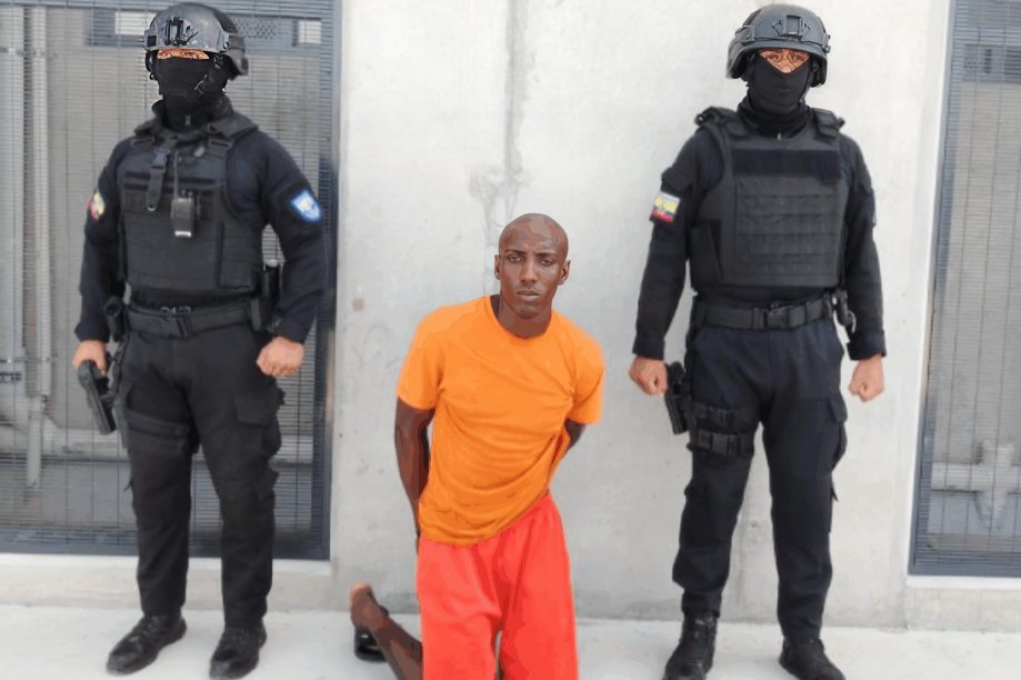 Alias Pan Quemado con uniforme naranja en la cárcel El Encuentro custodiado por agentes
