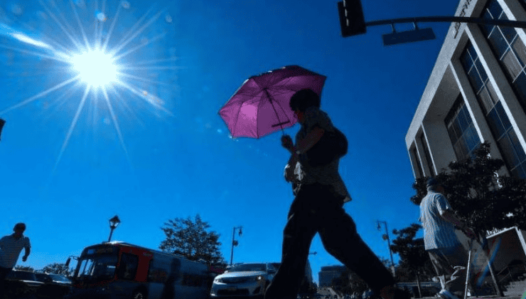 Persona bebiendo agua para protegerse de las altas temperaturas en Ecuador durante una ola de calor.