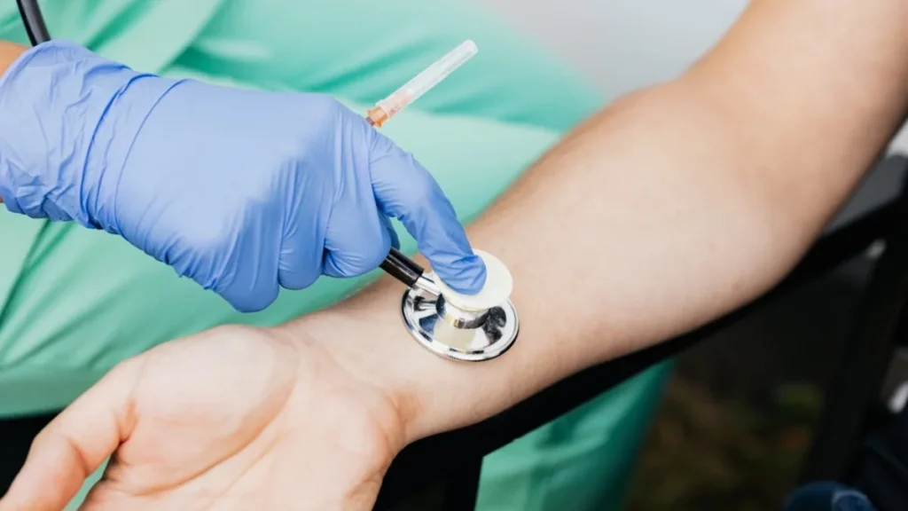 Profesional de la salud realizando un examen en Ecuador, en el marco del EHEP