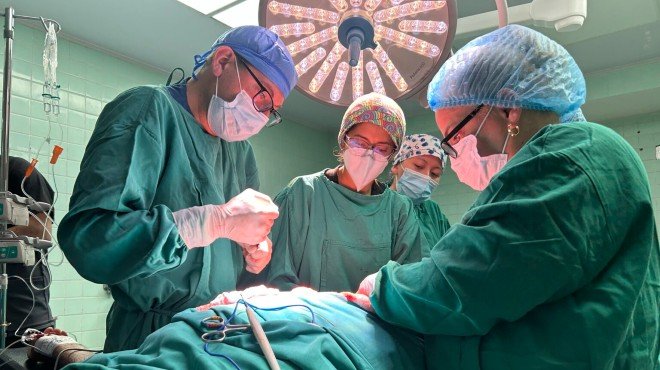 Profesionales de la salud trabajando, aunque hay problemas por la falta de recursos humanos
