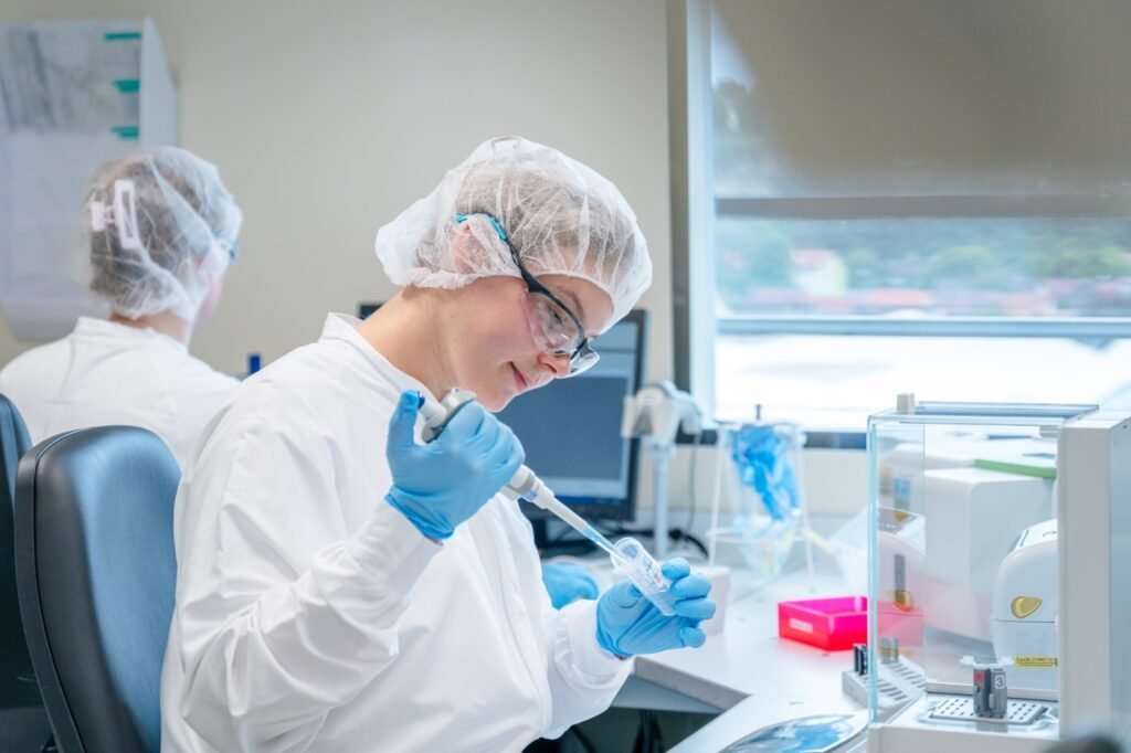 Profesionales de la salud colaborando en un laboratorio, simbolizando la ciencia e innovación médica